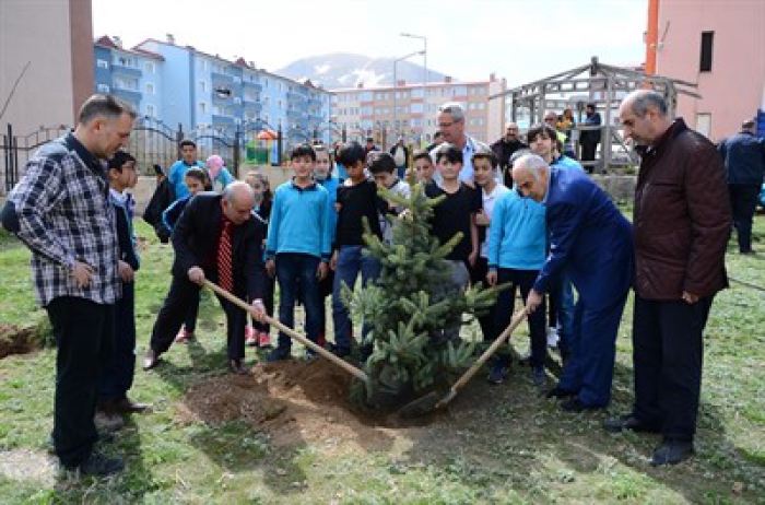 Palandöken Belediyesi öğrencilerle fidan dikti