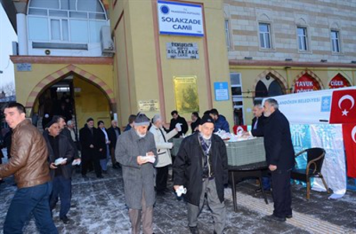 Palandöken Belediyesi sabah namazına gelen vatandaşa simit ikram etti