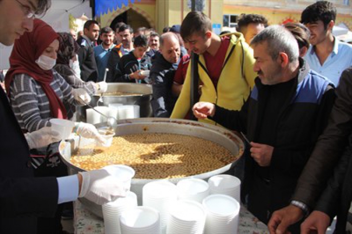 Palandöken Belediyesi vatandaşlara aşure dağıttı