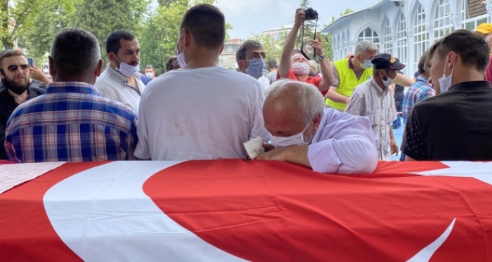 Patlamada ölen kız kardeşinin tabutuna sarılıp gözyaşlarına boğuldu