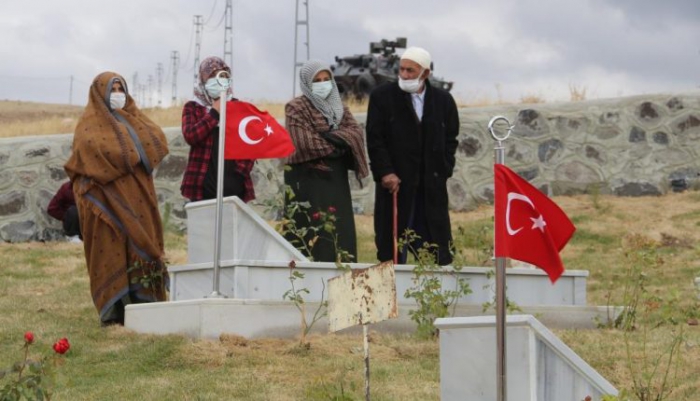 PKK tarafından katledilen 33 kişi mezarları başında anıldı