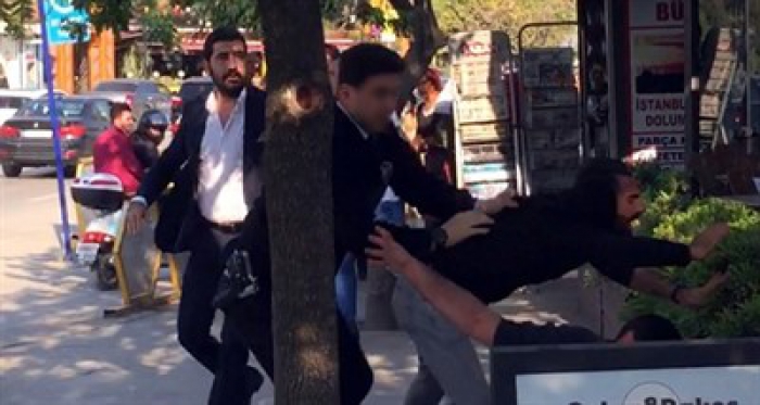 Polis ile alkollü şahıslar arasında tekme ve tokatlı kavga