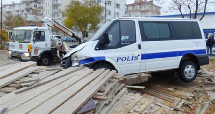 Polis minibüsü ile otomobil çarpıştı: 1’i polis 2 yaralı