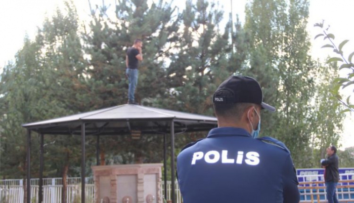 Polise bir an olsun huzur vermiyor, şimdide şadırvanın tepesine çıktı