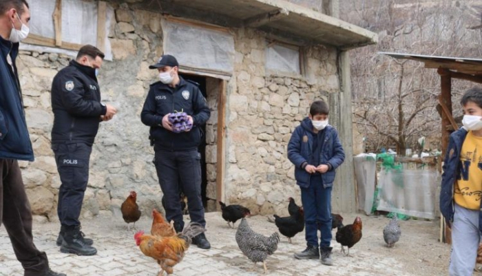 Polislerden soğuk kentin çocuklarına iç ısıtan yardım