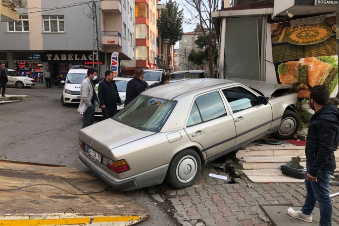 Polisten kaçan sürücü, 2 yayayı teğet geçip baklavacıya daldı