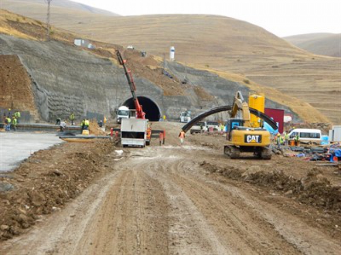 Posof Ulgar Dağı Tüneli'nde çalışmalar yoğunlaştı 