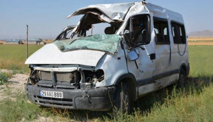 Refüje çarpan minibüs devrildi: 3 ölü, 14 yaralı