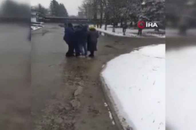 Rus askerleri kendilerini protesto eden sivil halka ateş etti