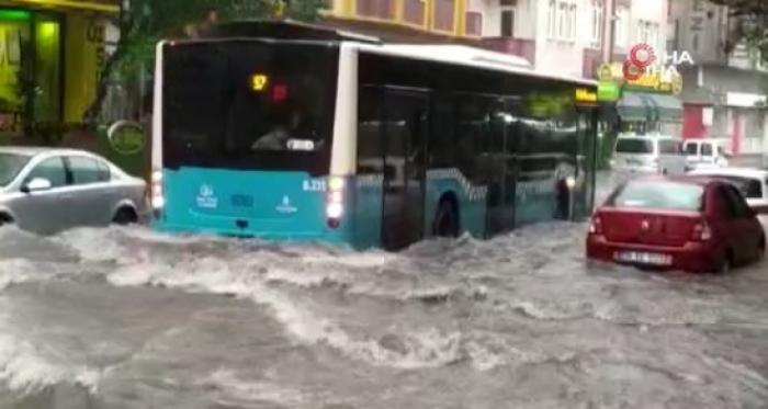 Sağanak yağış İstanbul’u felç etti