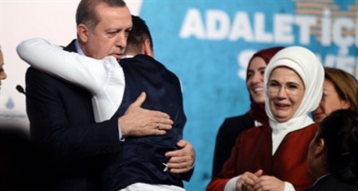 Sahneye atlayıp Cumhurbaşkanı Erdoğan’a sarıldı