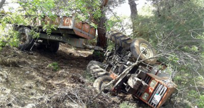 Şarampole uçan traktörden yara almadan kurtuldu