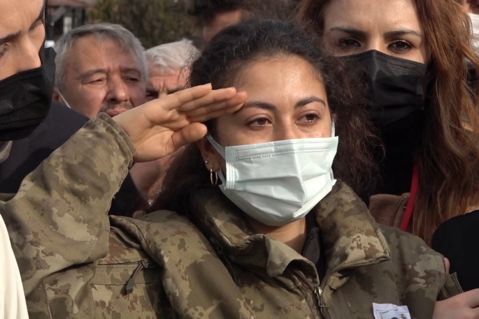 Şehit nişanlısının üniformasını giydi, asker selamıyla uğurladı