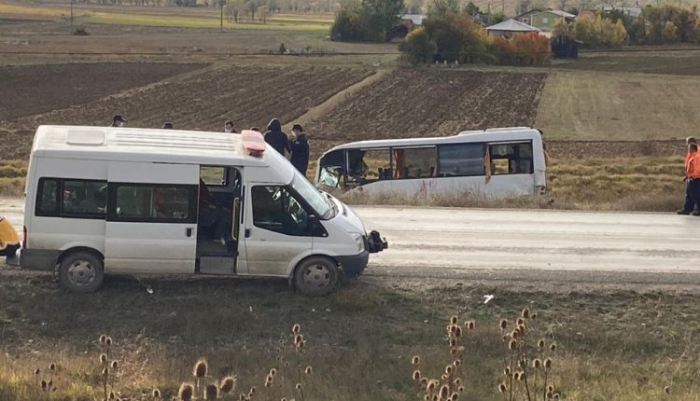 Sel bölgesine giden PAK ekibini taşıyan midibüs devrildi: 12 yaralı