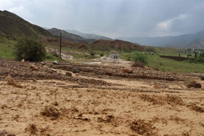 Sel suları karayolunu trafiğe kapattı