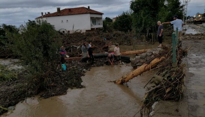 Selden kurtarmak istediği kızını sel sularına kaptıran babanın, çaresizce arayışı sürüyor