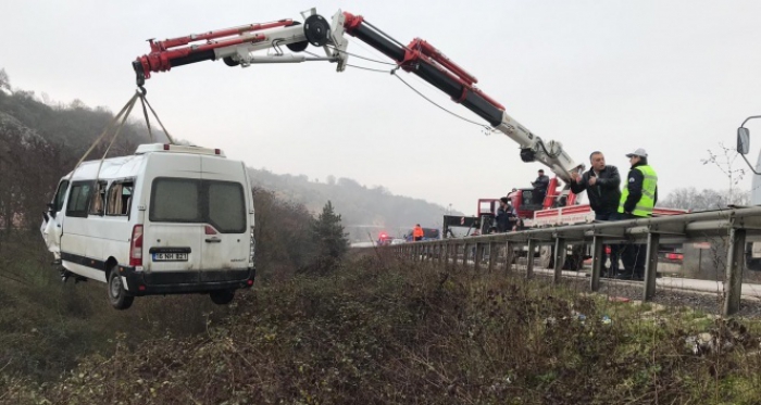 Servis minibüsü şarampole uçtu: 9 yaralı