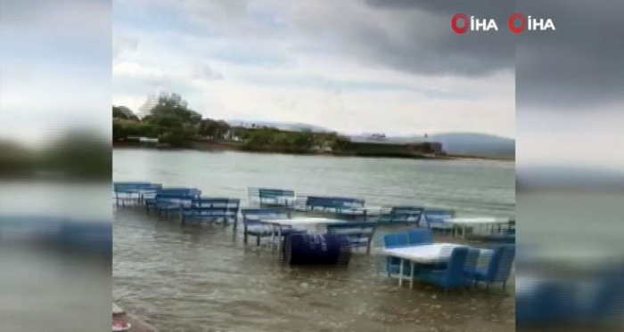 Sığacık’ta deprem sonrası sular çekildi