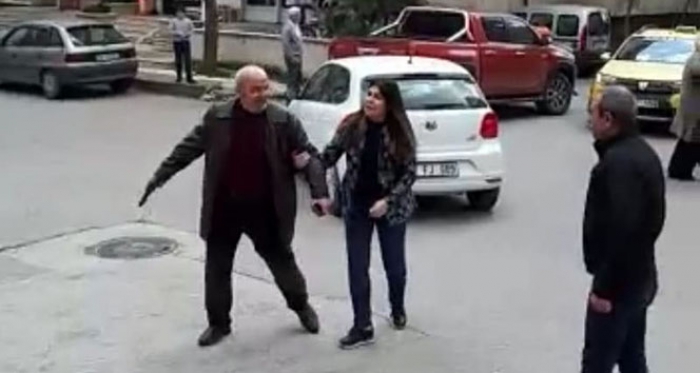 Silah çeken babayı kızı ikna etti