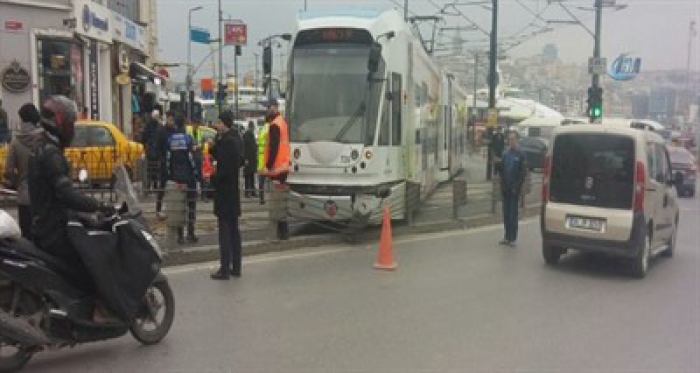 Sirkeci'de tramvay raydan çıktı!