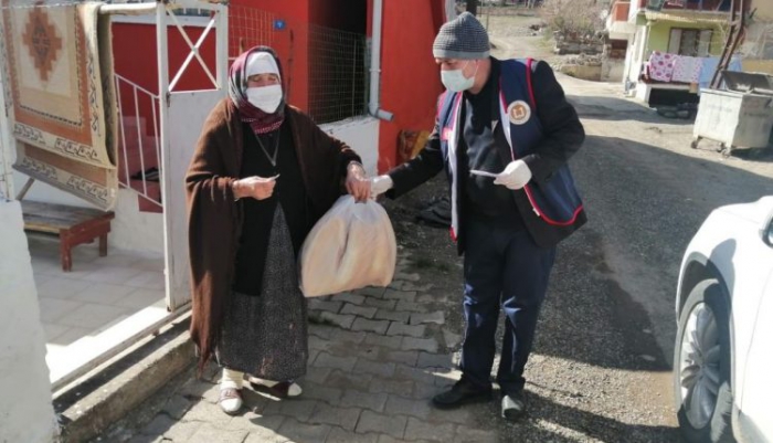 Sokağa çıkamayan vatandaşların ihtiyaçları ‘Vefa Sosyal Destek Grubu’ tarafından karşılanıyor