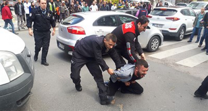 Sokak ortasında polise bıçak çektiler ! Sinir krizi geçirdi…