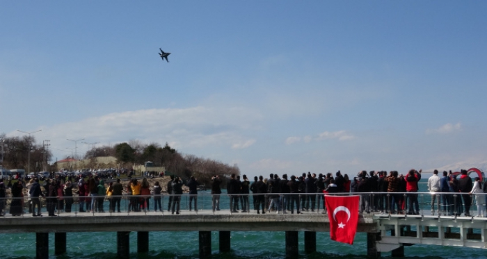 Solo Türk’ün Van Gölü semalarındaki gösterisi nefes kesti