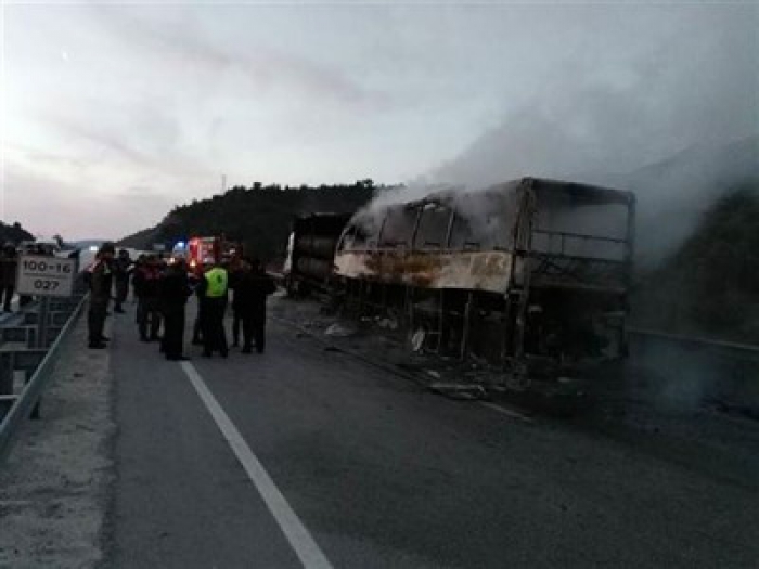 Son dakika: Yolcu otobüsü Tır'a çarptı: 10 ölü