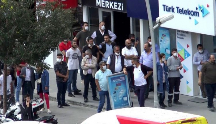 Sosyal mesafe kuralını hiçe saydılar, şüpheli paketin patlatılmasını izlediler