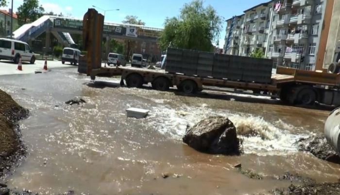 Su borusu patladı, yollar göle döndü