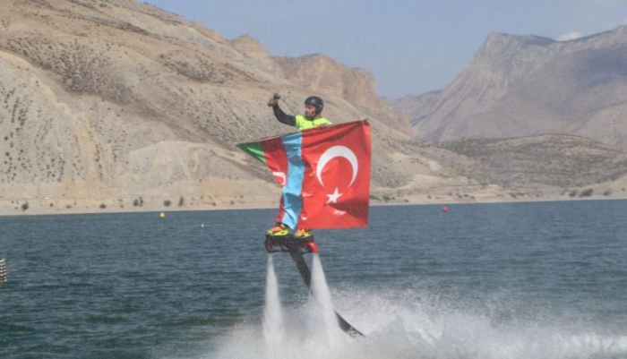 Su üzerinde yapılan gösteride Azerbaycan ve Türk bayrağı açıldı