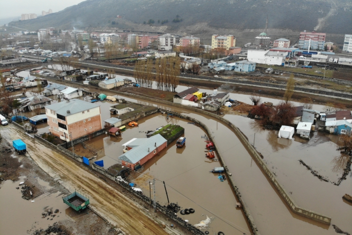 Sular altında kalan evler havadan görüntülendi