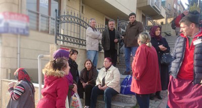 Şüpheli paket mahalleliyi sokağa döktü