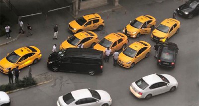 Taksiciler UBER aracına saldırdı