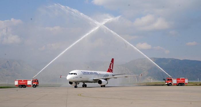 Tarihi gün İlk uçak böyle karşılandı