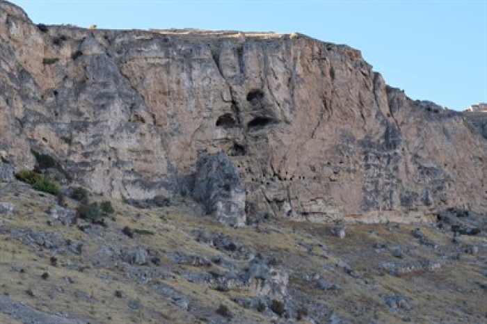 Tarihi mağaralarda defineci tahribatı 