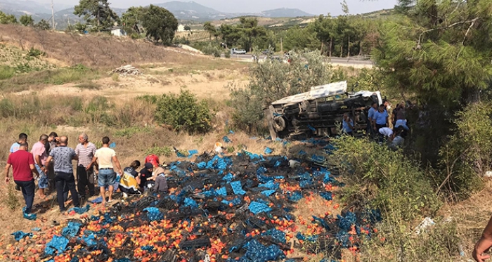 Tarım işçilerini taşıyan kamyon devrildi: 2 ölü, 10 yaralı