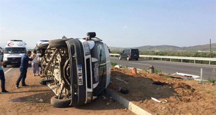 Tarım işçilerini taşıyan minibüs devrildi: 17 yaralı