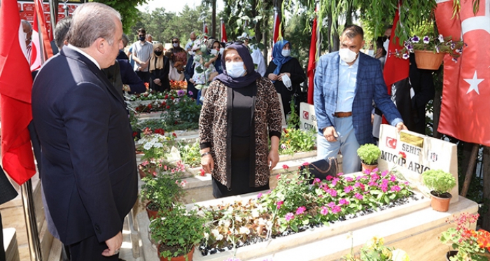 TBMM Başkanı Şentop, 15 Temmuz Demokrasi Şehitliği’ni ziyaret etti