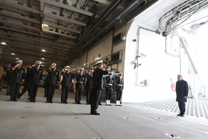 TCG ANADOLU, Millî Savunma Bakanı Hulusi Akar’ın “Avara” Komutu ile İstanbul Boğazı’ndaki Seyrine Başladı