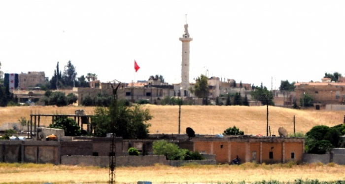 Tel Abyad’a iki Türk bayrağı asıldı