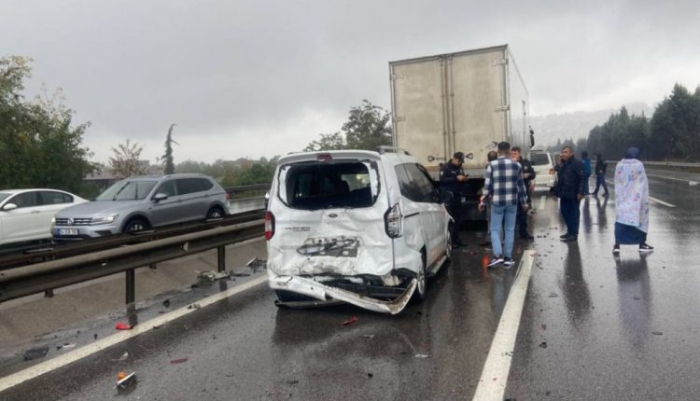 TEM’de 15’ten fazla araç birbirine girdi: Çok sayıda yaralı var