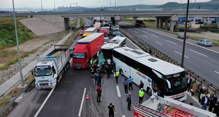 TEM’de iki yolcu otobüsü birbirine girdi: 8 yaralı