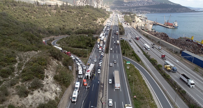 TEM’de tır devrildi, 5 kilometrelik kuyruk oluştu