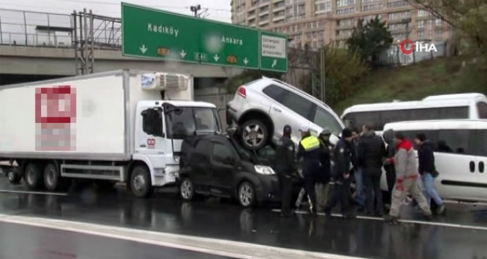 TEM Otoyolu Metris mevkiinde 7 araç böyle birbirine girdi