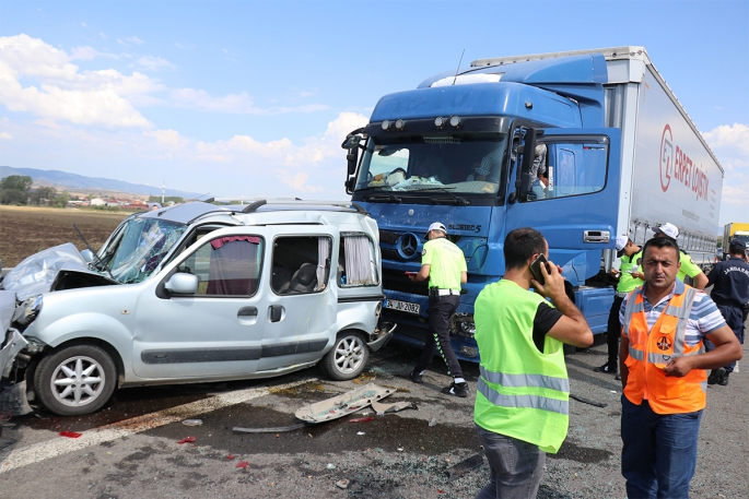 TEM Otoyolu savaş alanına döndü, 6 araç birbirine girdi: 8 yaralı