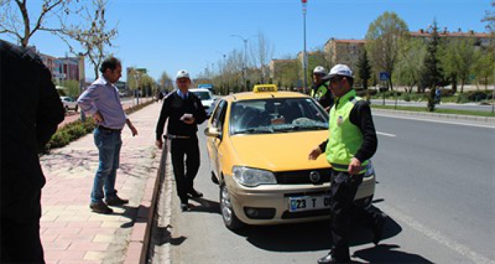 TEOG sonrası 2 aracın çarptığı öğrenci ağır yaralandı