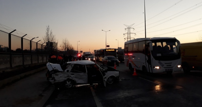 Ters yönde giden taksi kamyona ve minibüse çarptı: 4 yaralı