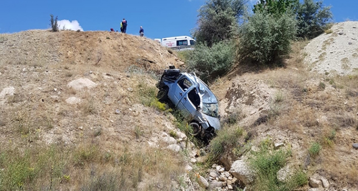 Ticari araç şarampole yuvarlandı: 1’i bebek 2 ölü, 4 yaralı