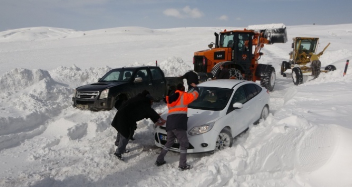 Tipi ve fırtınada mahsur kalan 100 kişi